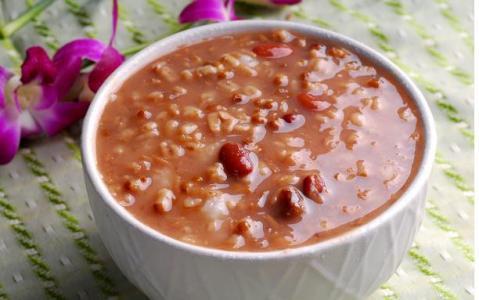 吃哈密瓜能喝八宝粥吗