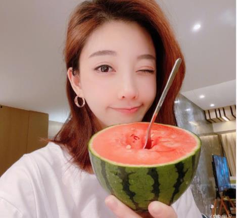 女粉丝吃瓜,揭秘娱乐圈幕后故事