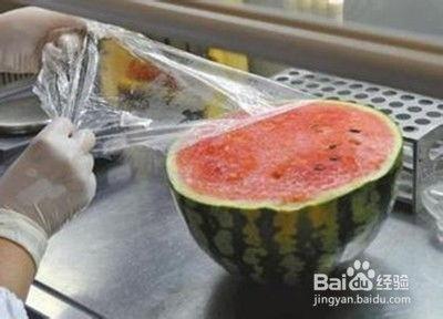 小伙吃瓜的正确方法