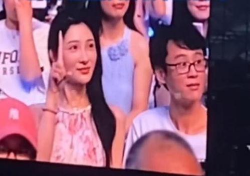 直播吃瓜眼镜男,直播吃瓜眼镜男生的独特魅力揭秘